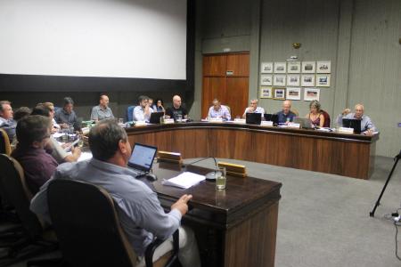 A maioria dos vereadores votou contra o veto do prefeito ao CM 093 (dispõe sobre as mensagens justificativas dos Decretos do Poder Executivo referentes a aberturas de Créditos Orçamentários).